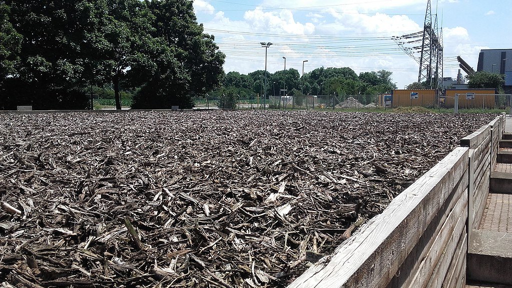 Biofiltro con lecho de astillas de madera utilizado para tratamiento de aguas residuales en entornos industriales.