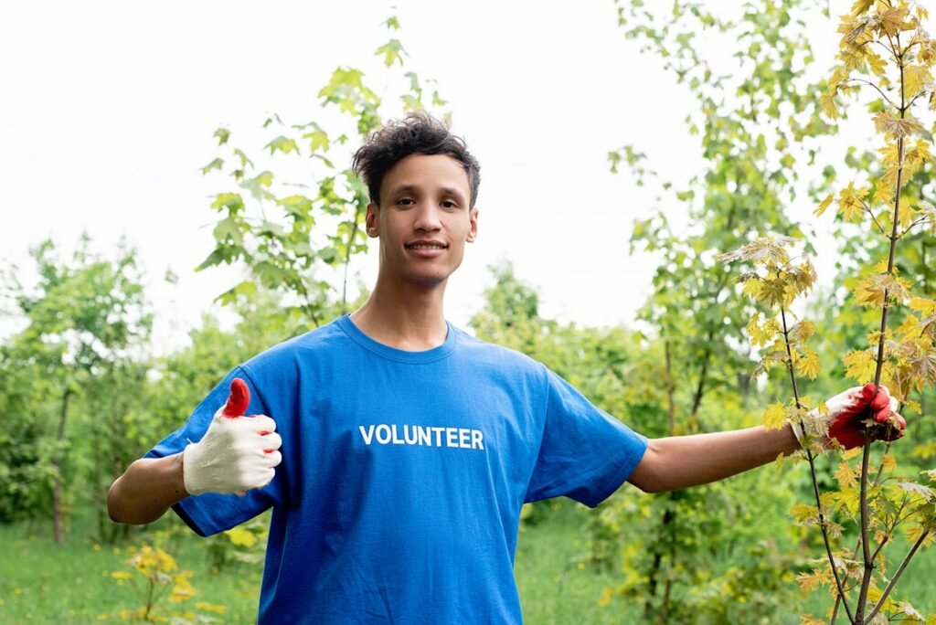 Voluntario ambiental con pulgar arriba