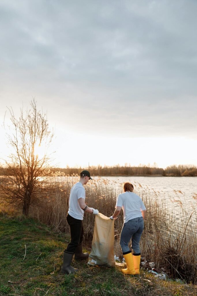 Personas limpiando una zona de ribera como parte de un proyecto de restauración ecológica participativa